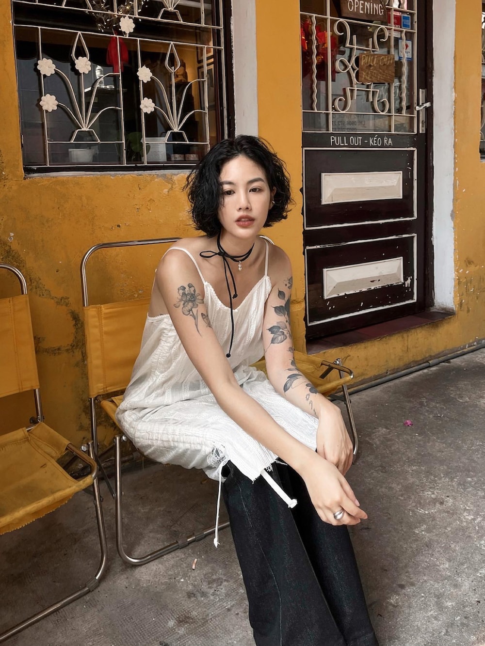 ホワイト系のジャンパースカートを着用したレディースの冬コーディネートの2枚目の写真