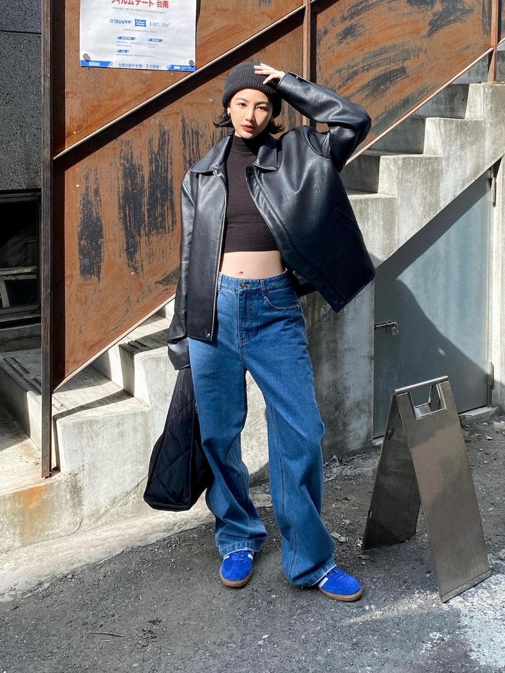 ブルー系のスニーカーを着用したレディースの冬コーディネートの2枚目の写真