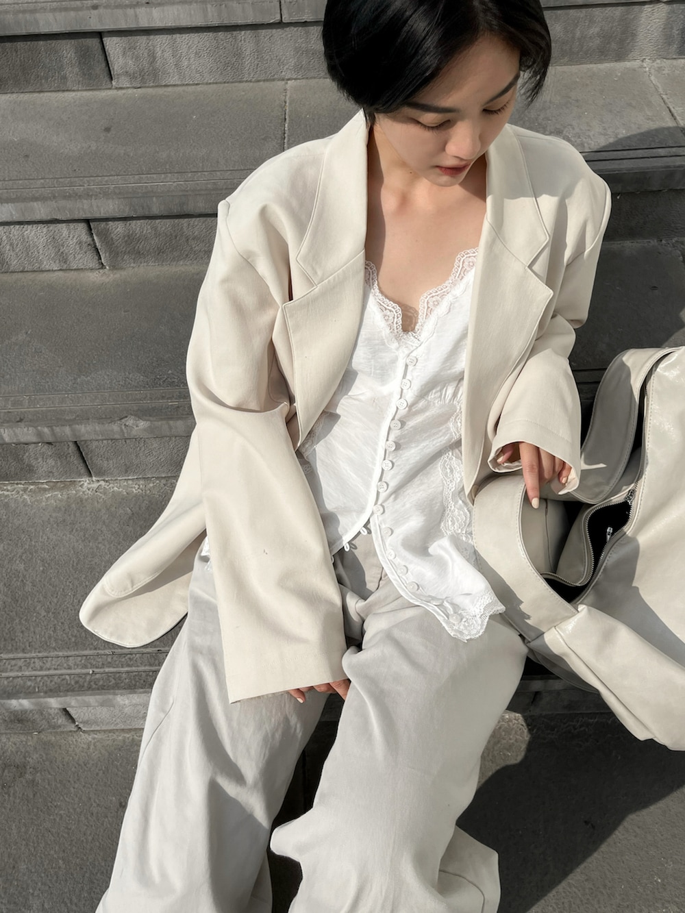 ホワイト系のチューブトップを着用したレディースの春コーディネートの3枚目の写真