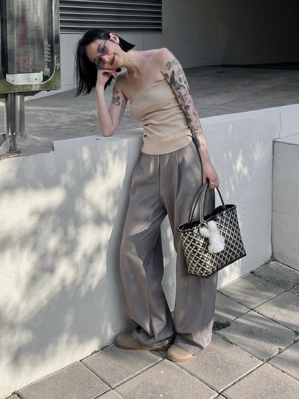 ベージュ系のスリッポンを着用したレディースの春コーディネートの2枚目の写真