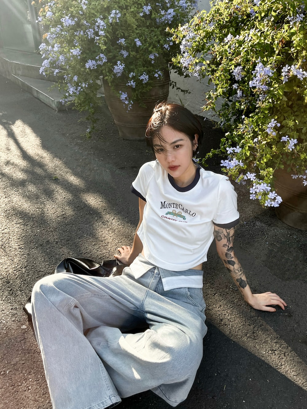 ブラック系のショルダーバッグを着用したレディースの夏コーディネートの3枚目の写真