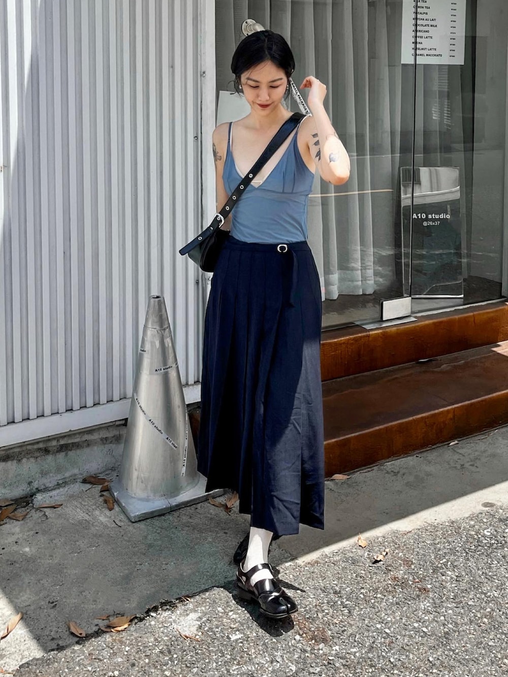 ブルー系のキャミソールを着用したレディースの夏コーディネートの2枚目の写真