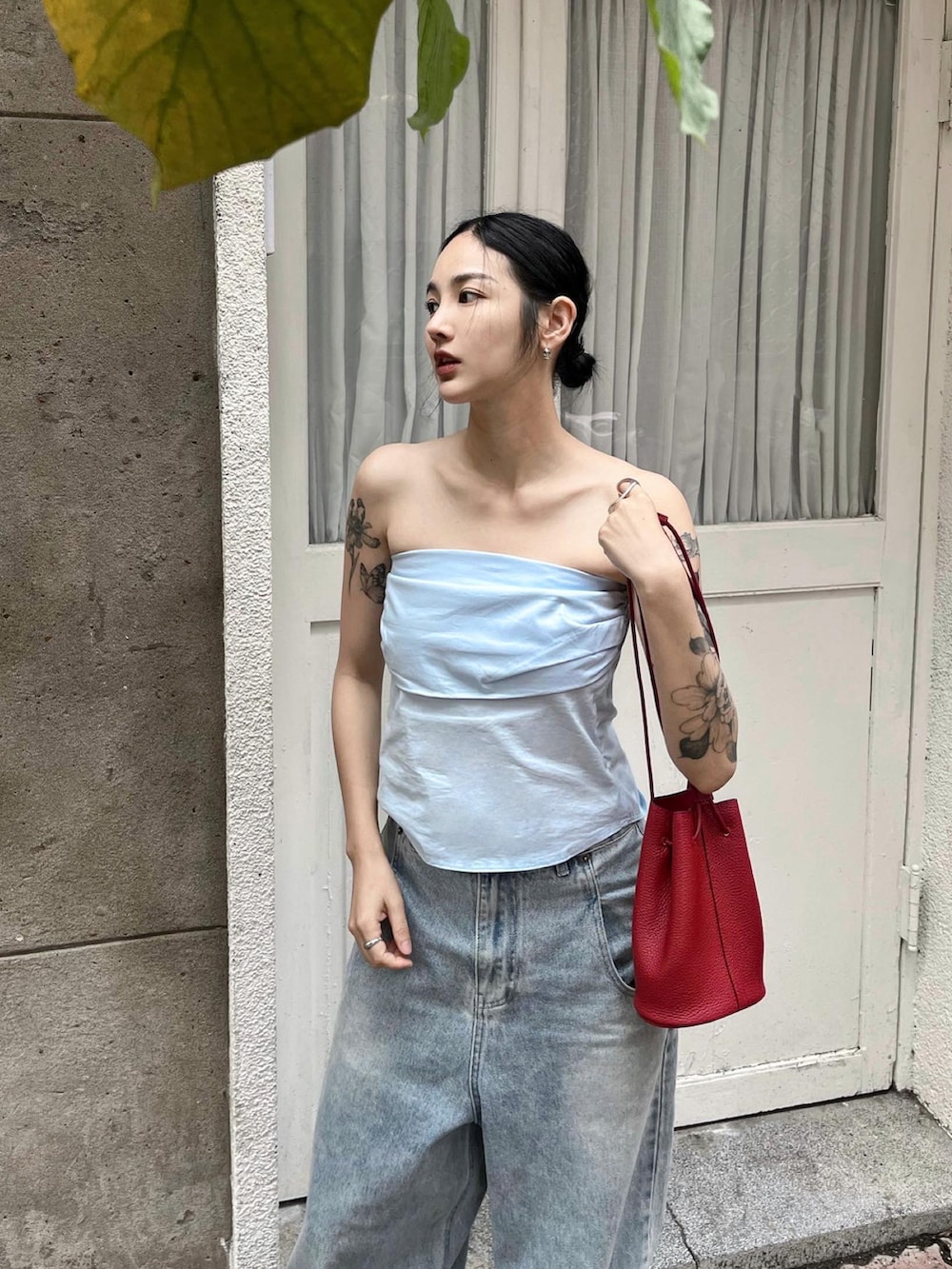 ブルー系のデニムパンツを着用したレディースの春コーディネートの2枚目の写真