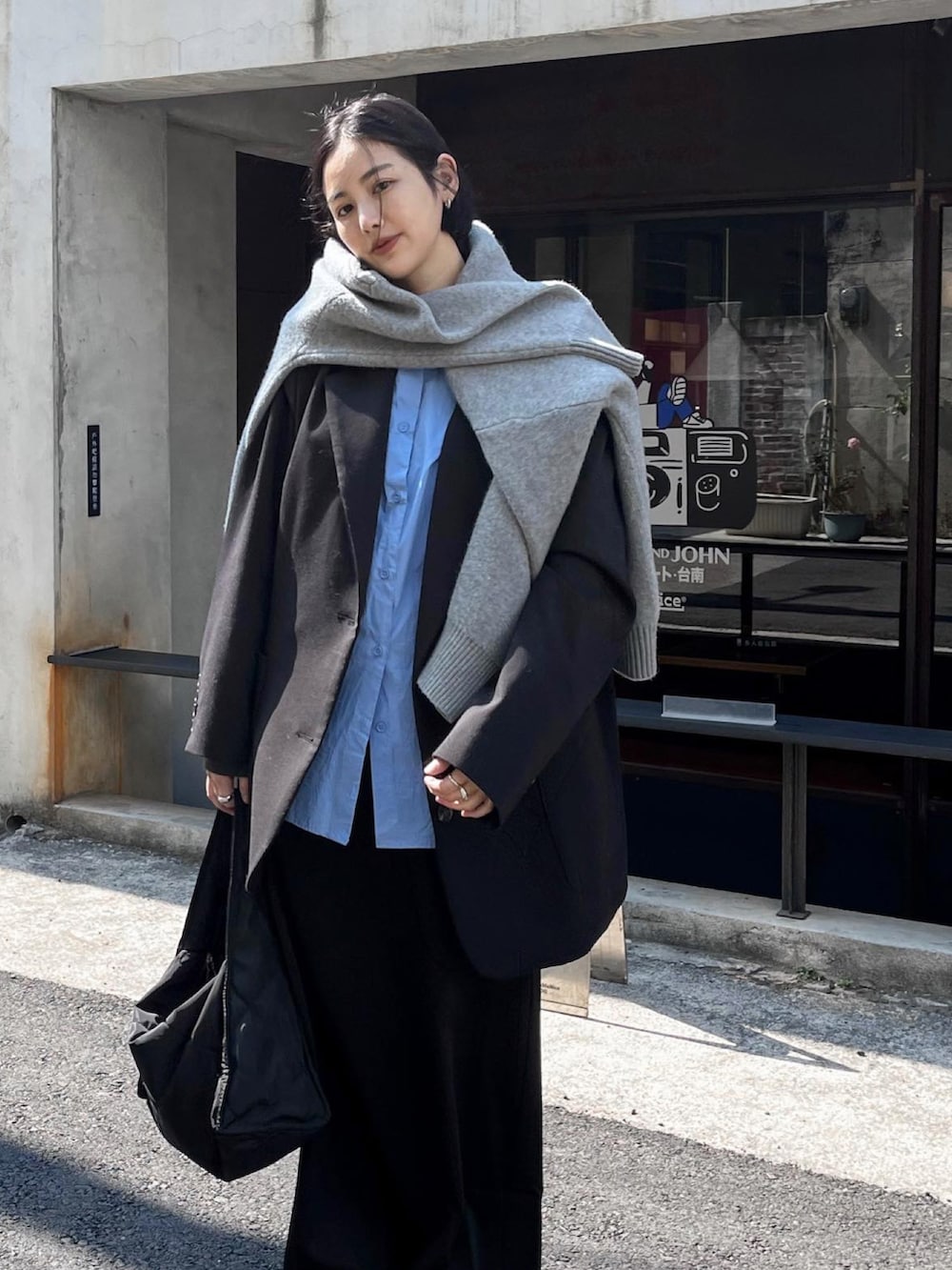 ブラック系のスニーカーを着用したレディースの冬コーディネートの2枚目の写真