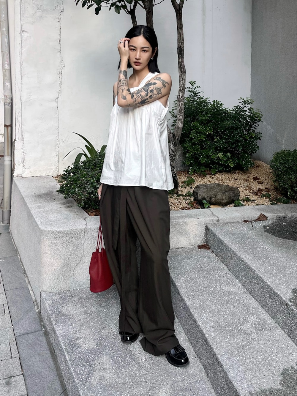 ブラック系のローファーを着用したレディースの春コーディネートの2枚目の写真