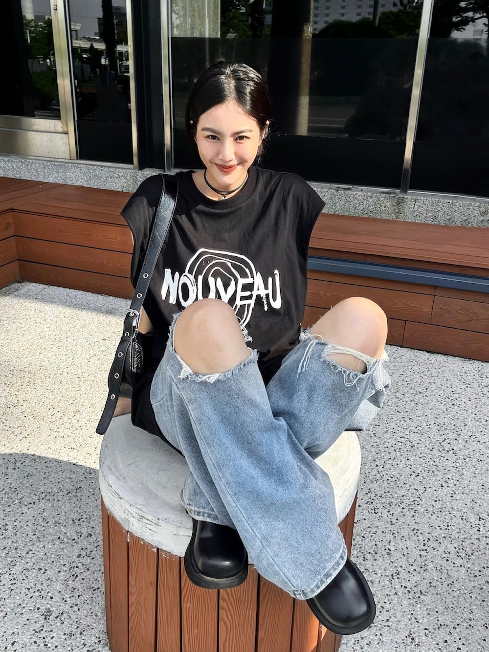 ブルー系のデニムパンツを着用したレディースの秋コーディネートの3枚目の写真