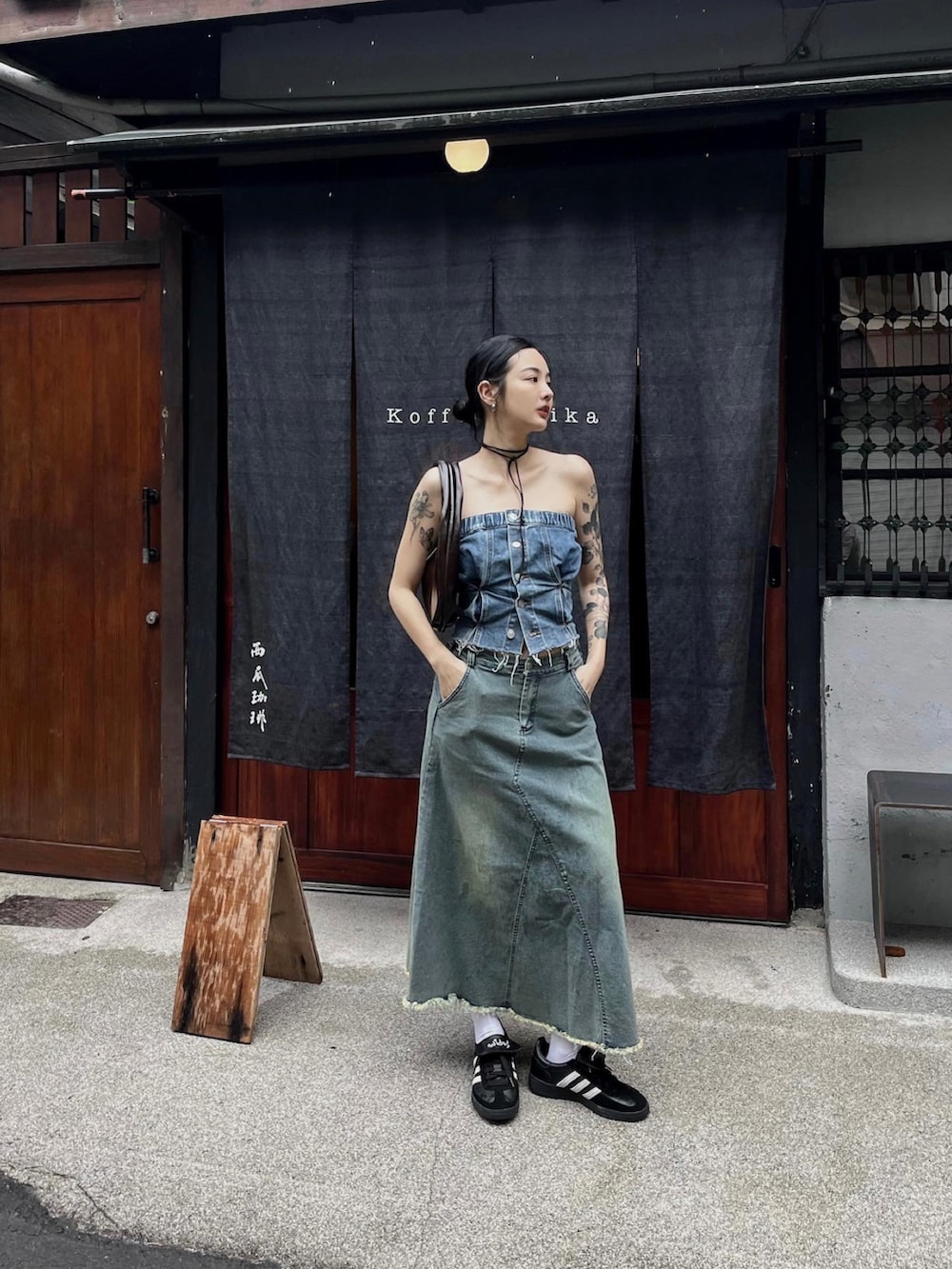 ブラック系のスニーカーを着用したレディースの春コーディネートの2枚目の写真