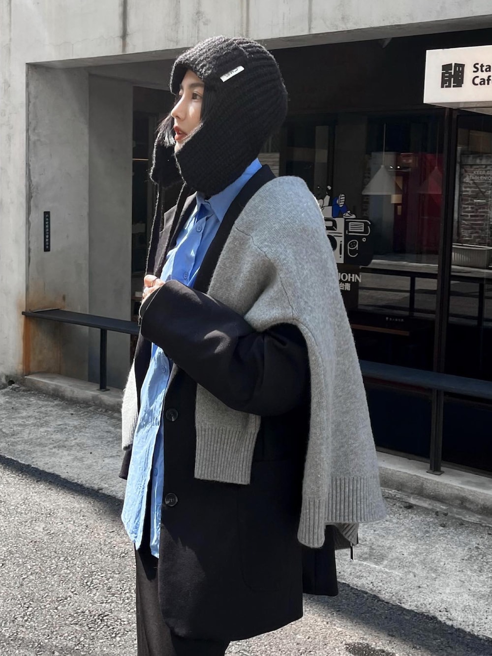 ブラック系のスニーカーを着用したレディースの冬コーディネートの3枚目の写真