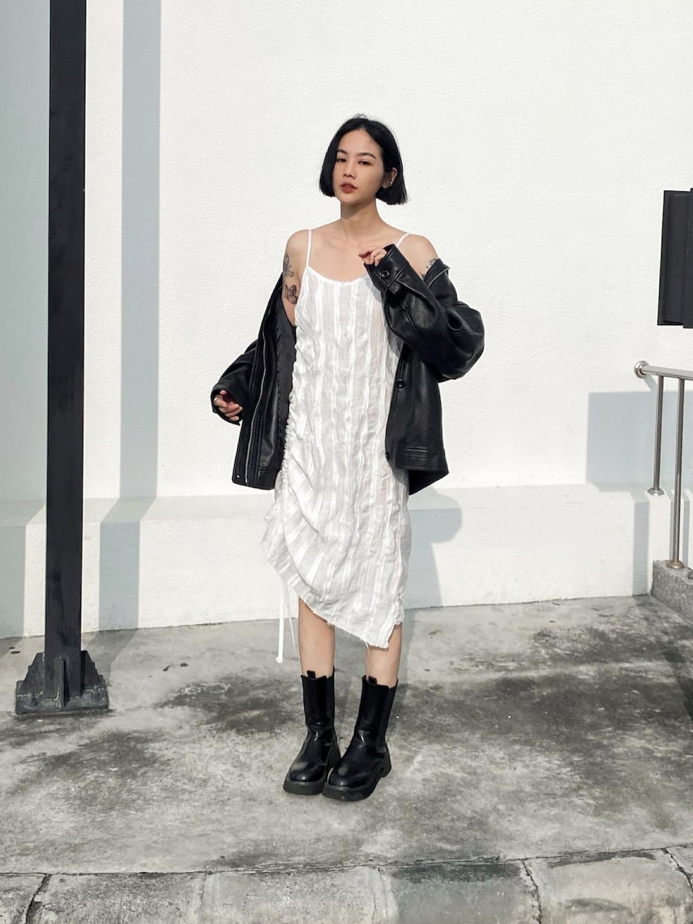 ブラック系のジャケット/アウターを着用したレディースの秋コーディネートの2枚目の写真