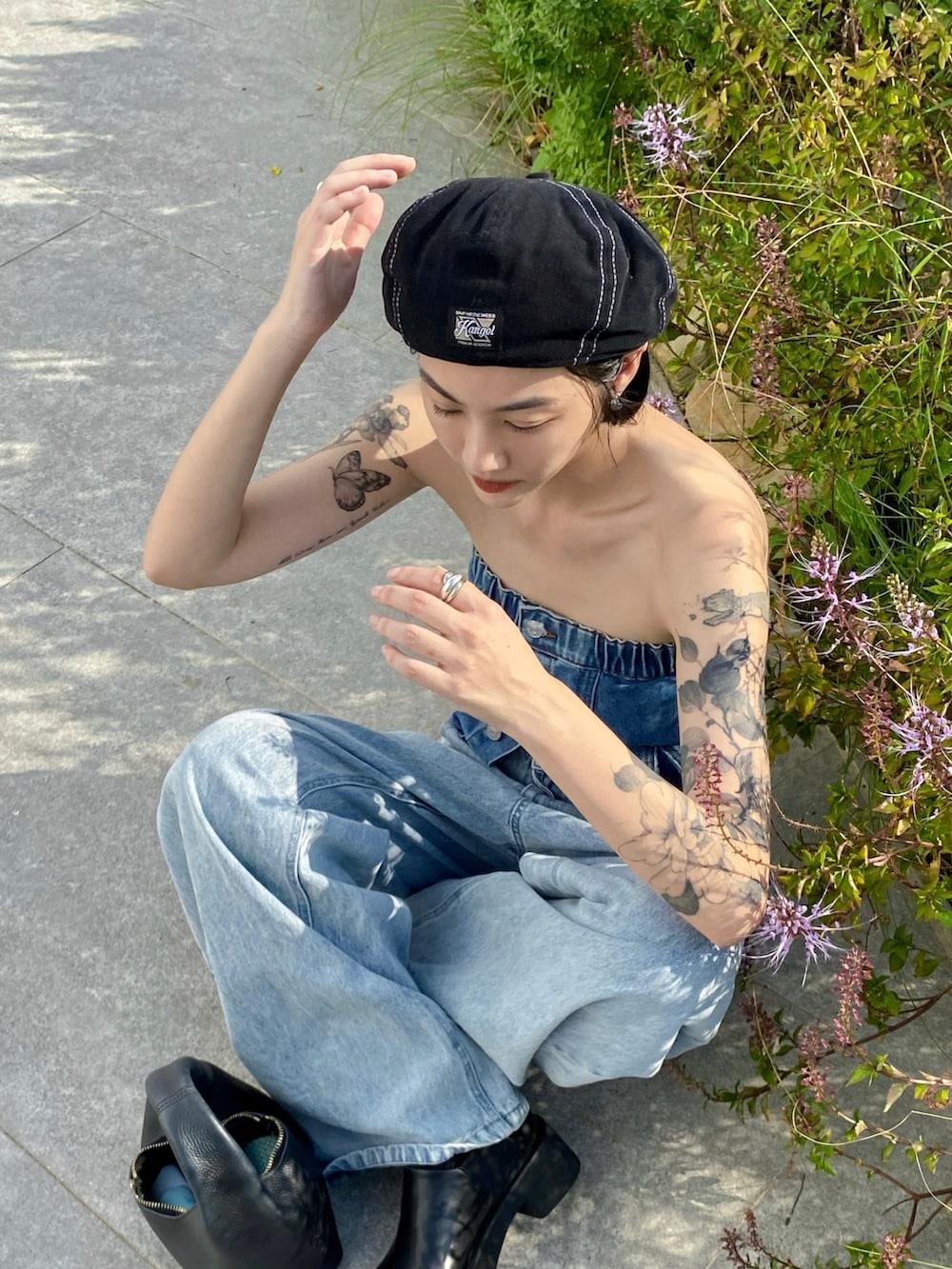 ブルー系のキャスケットを着用したレディースの秋コーディネートの2枚目の写真