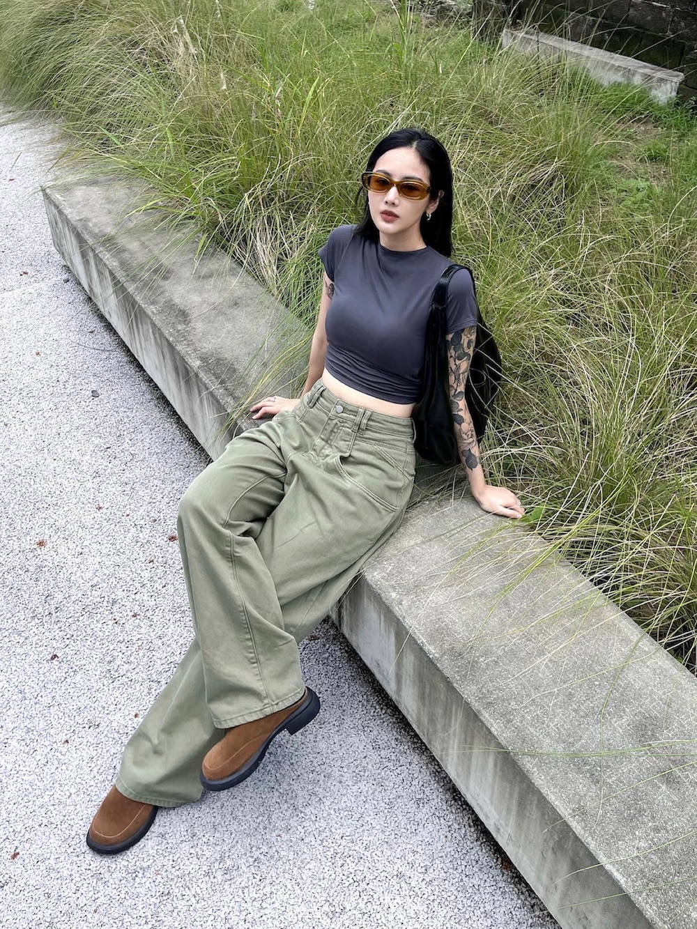 グリーン系のチノパンツを着用したレディースの夏コーディネートの3枚目の写真