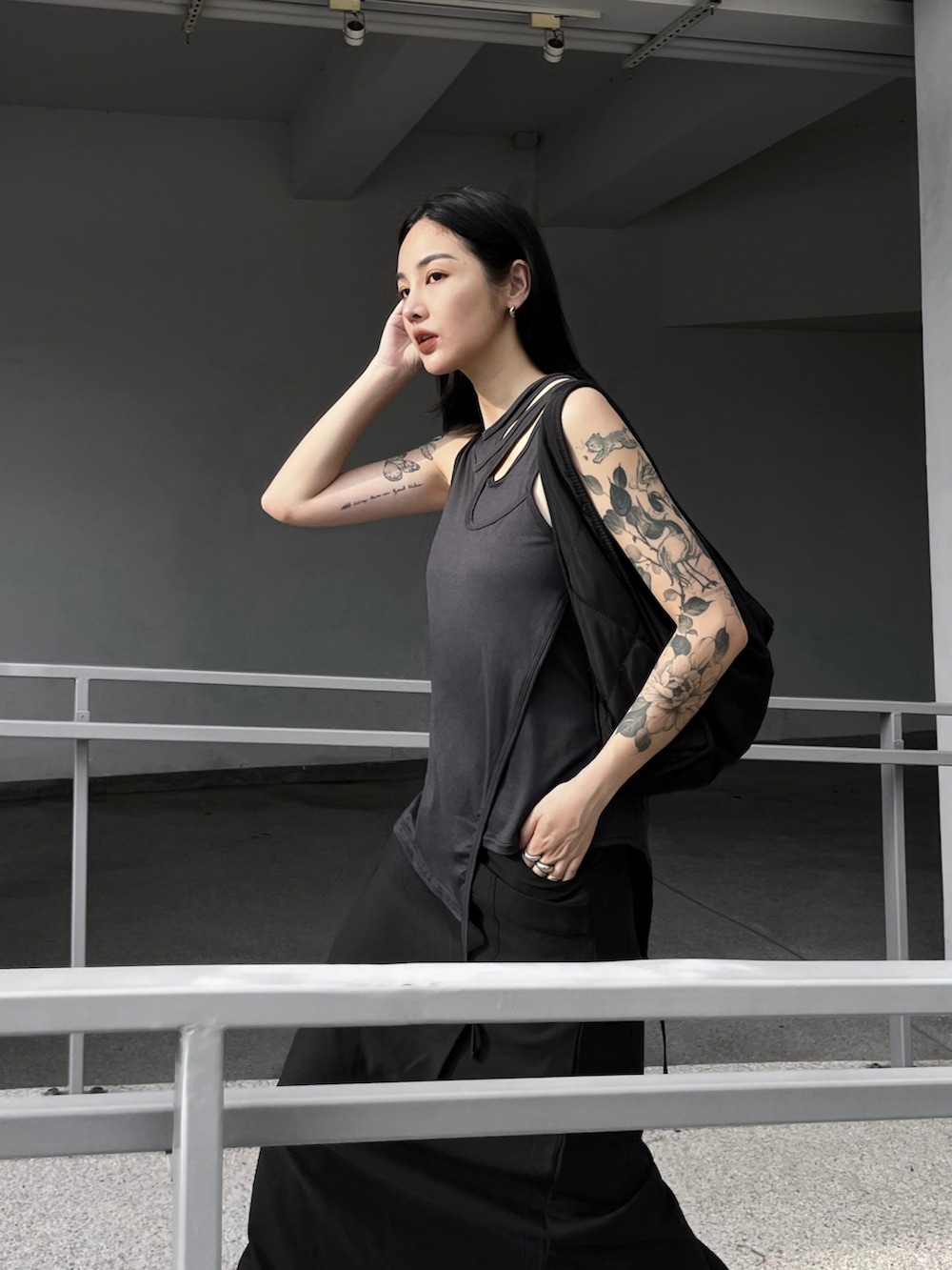 ブラック系のブーツを着用したレディースの夏コーディネートの2枚目の写真