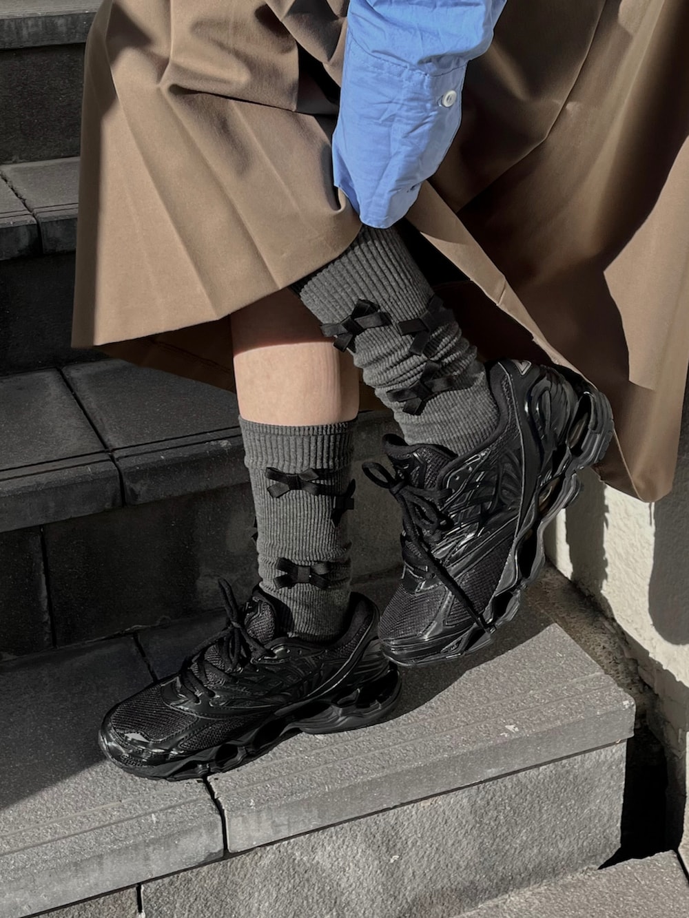 ブラック系のスニーカーを着用したレディースの冬コーディネートの4枚目の写真