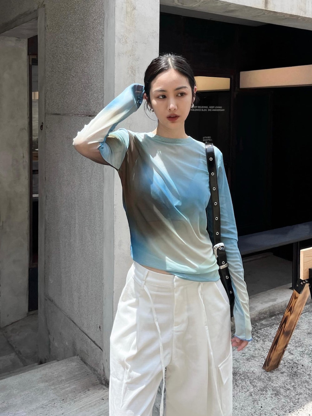 ブラック系のその他シューズを着用したレディースの春コーディネートの2枚目の写真