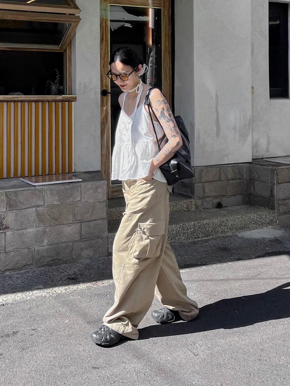 グリーン系のスリッポンを着用したレディースの夏コーディネートの2枚目の写真