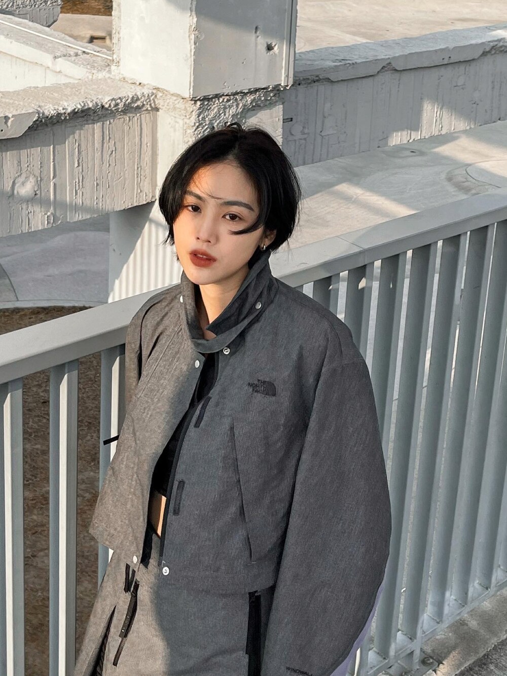 グレー系のトレンチコートを着用したレディースの春コーディネートの3枚目の写真