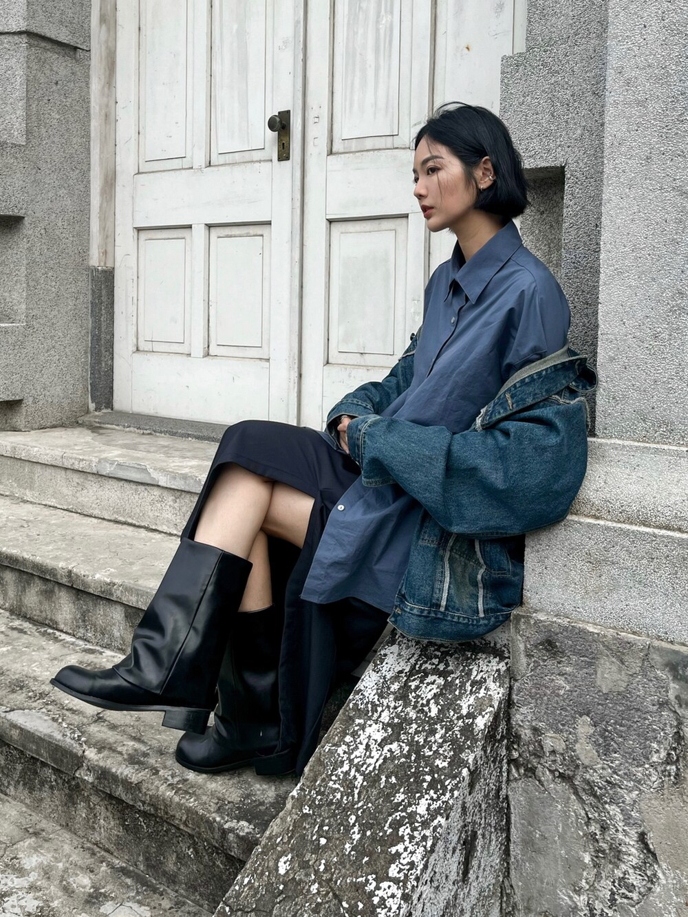 ブルー系のシャツ/ブラウスを着用したレディースの秋コーディネートの2枚目の写真