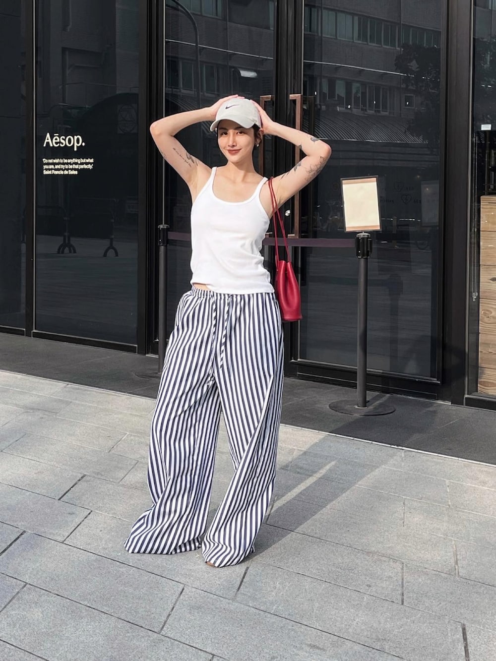 ベージュ系の帽子を着用したレディースの春コーディネートの2枚目の写真