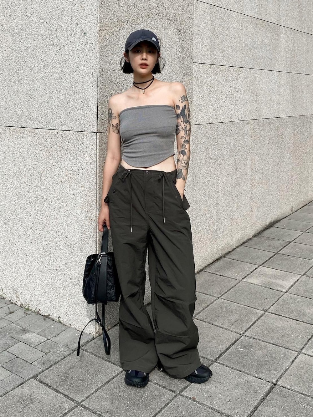 ブラック系のキャップを着用したレディースの冬コーディネートの3枚目の写真