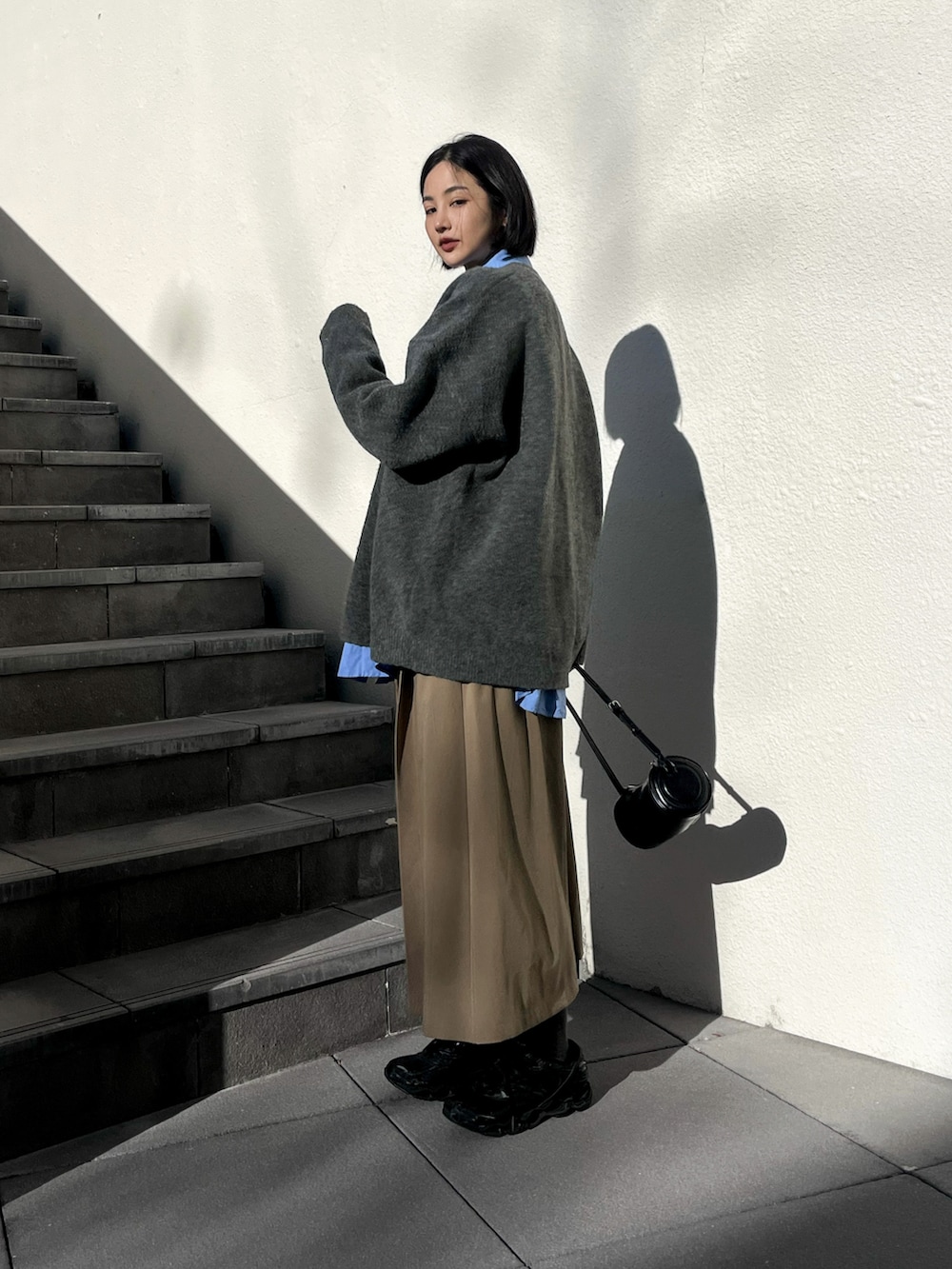 ブラック系のスニーカーを着用したレディースの冬コーディネートの2枚目の写真