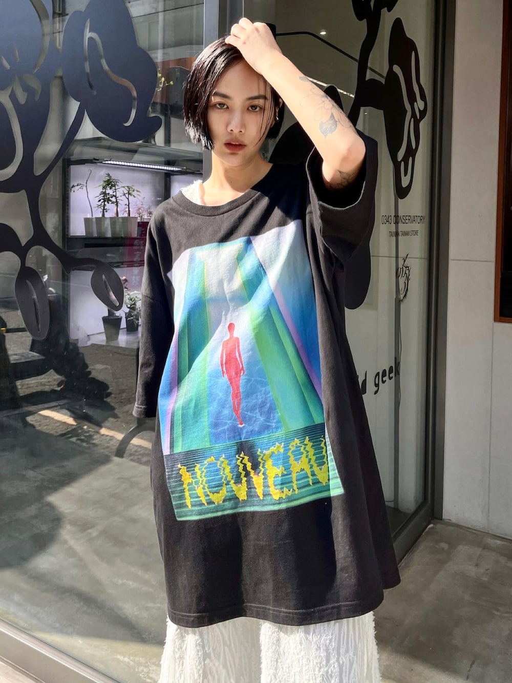 ホワイト系のジャンパースカートを着用したレディースの秋コーディネートの2枚目の写真