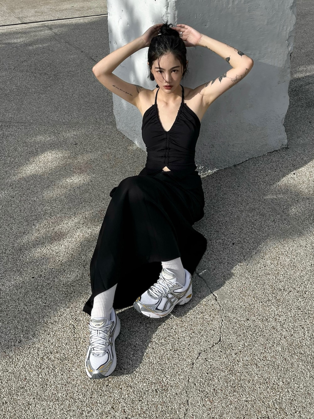 シルバー系のスニーカーを着用したレディースの秋コーディネートの2枚目の写真