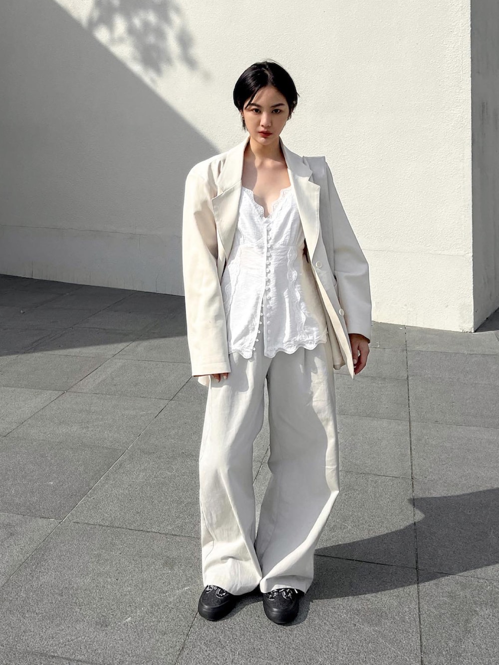 ホワイト系のチューブトップを着用したレディースの春コーディネートの2枚目の写真