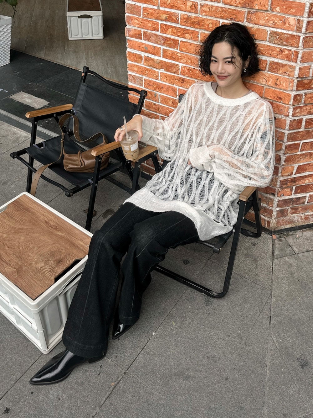 ホワイト系のニット/セーターを着用したレディースの冬コーディネートの2枚目の写真