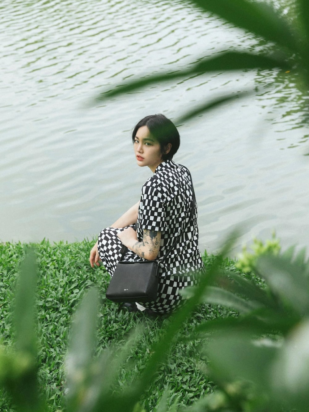 ブラック系のショルダーバッグを着用したレディースの春コーディネートの2枚目の写真