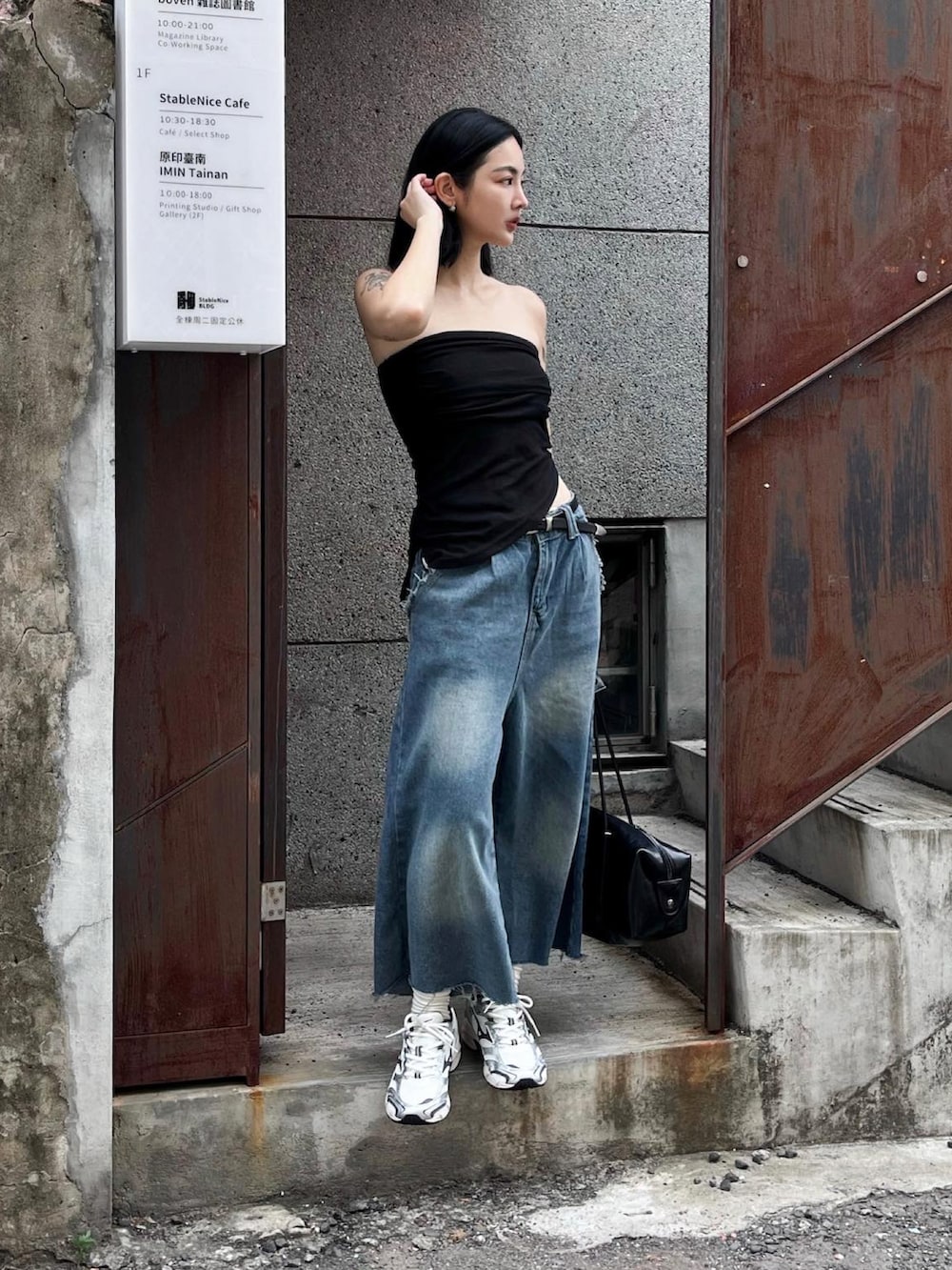 ホワイト系のスニーカーを着用したレディースの夏コーディネートの2枚目の写真