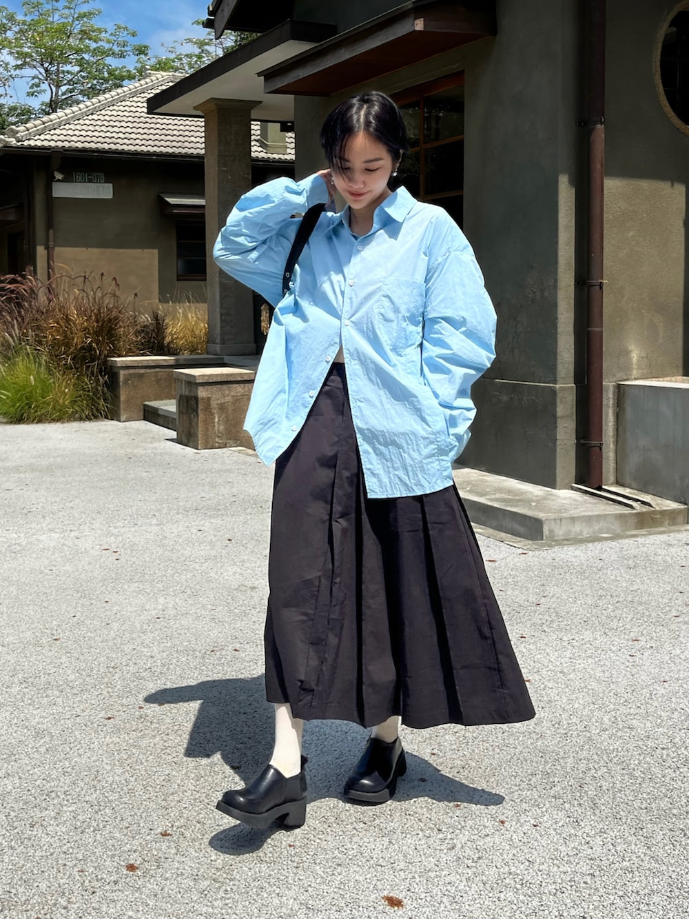 ブラック系のその他シューズを着用したレディースの春コーディネートの3枚目の写真