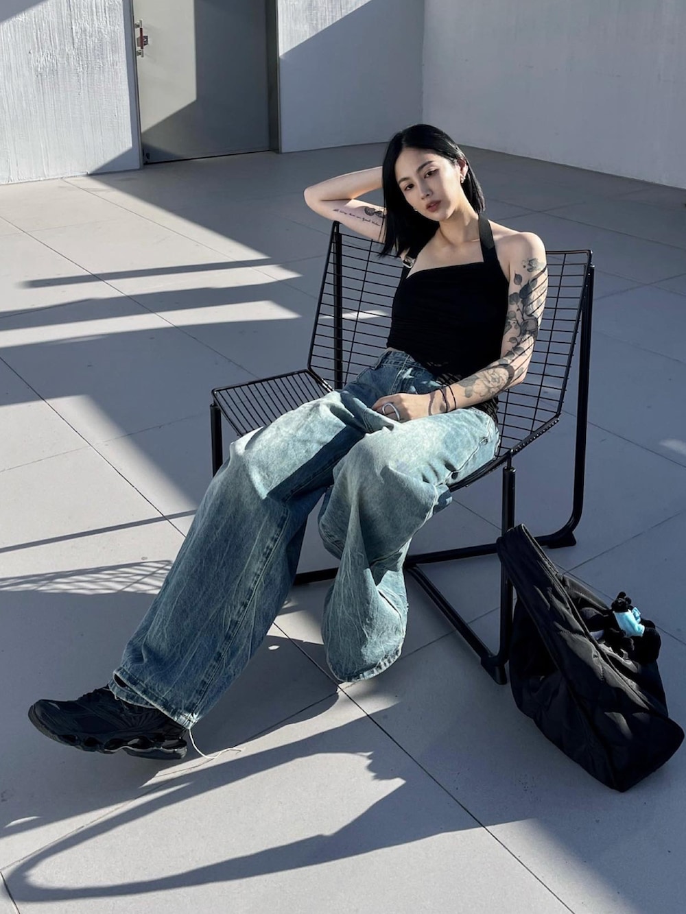 ブラック系のスニーカーを着用したレディースの夏コーディネートの2枚目の写真