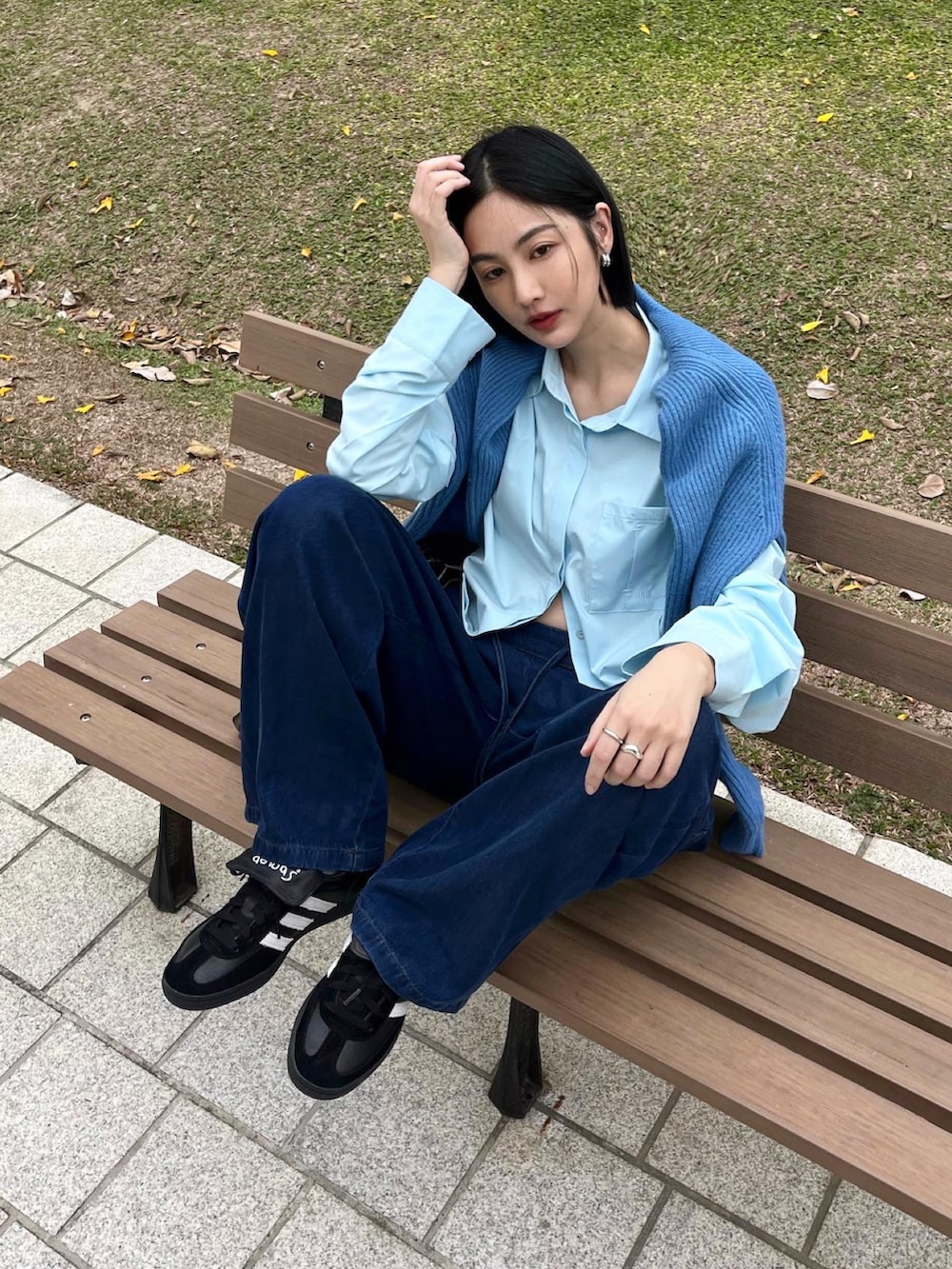 ブラック系のスニーカーを着用したレディースの春コーディネートの3枚目の写真