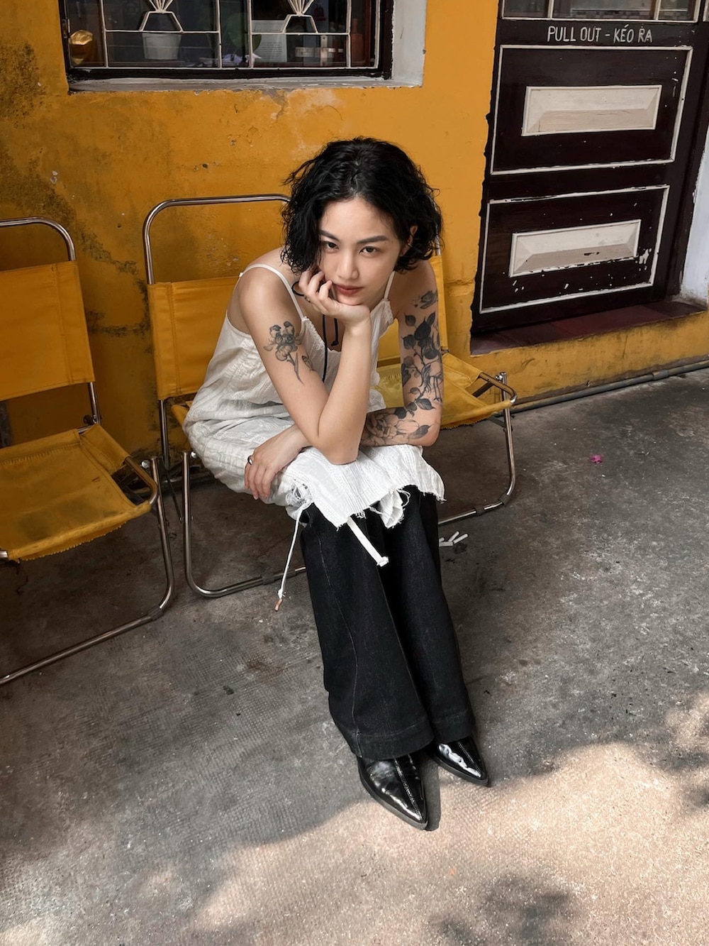 ホワイト系のジャンパースカートを着用したレディースの冬コーディネートの3枚目の写真