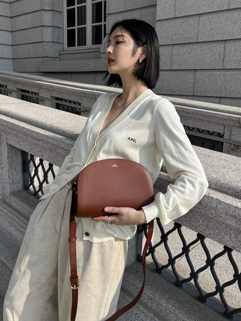 ベージュ系のその他アウターを着用したレディースの春コーディネートの2枚目の写真