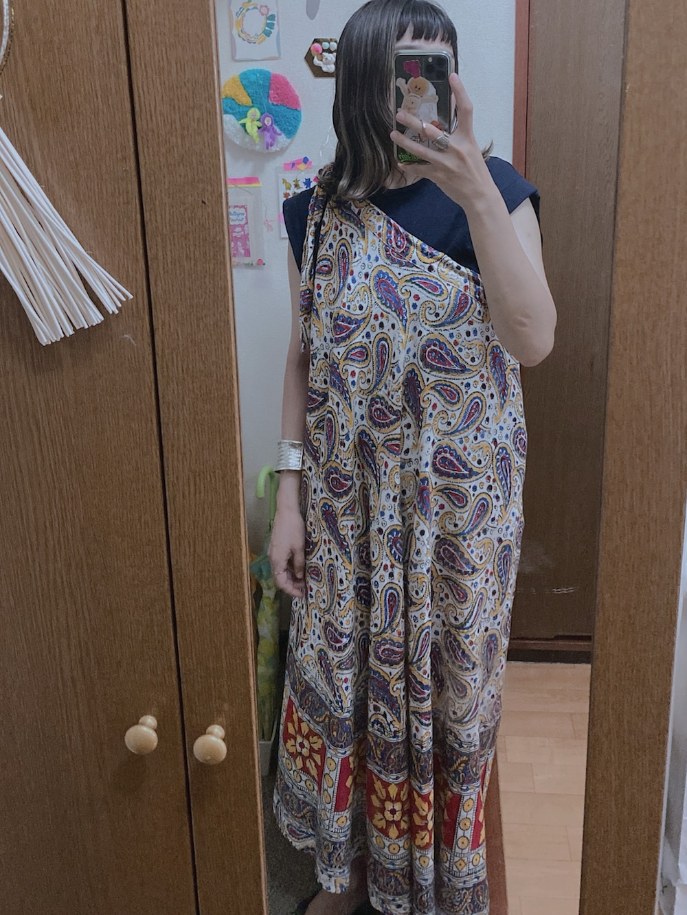 ベージュ系のスカートを着用したレディースの秋コーディネートの3枚目の写真