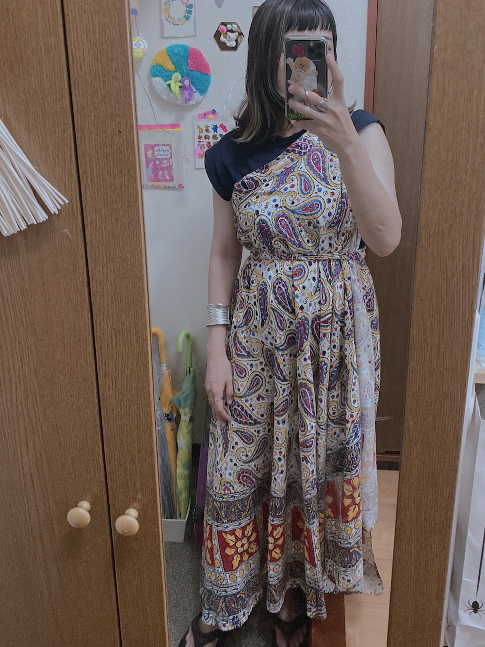 ベージュ系のスカートを着用したレディースの秋コーディネートの2枚目の写真