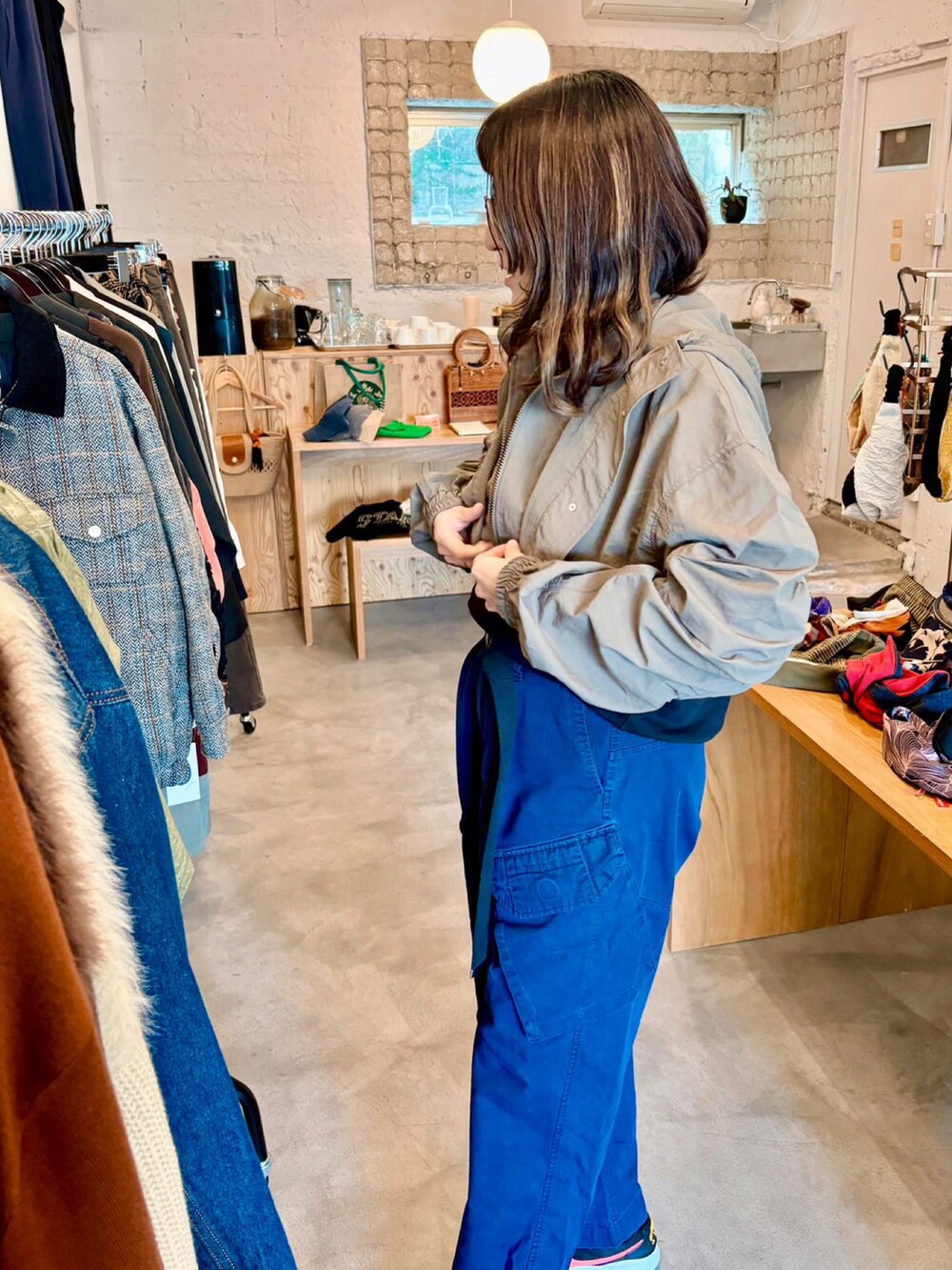 グレー系のブルゾンを着用したレディースの冬コーディネートの3枚目の写真