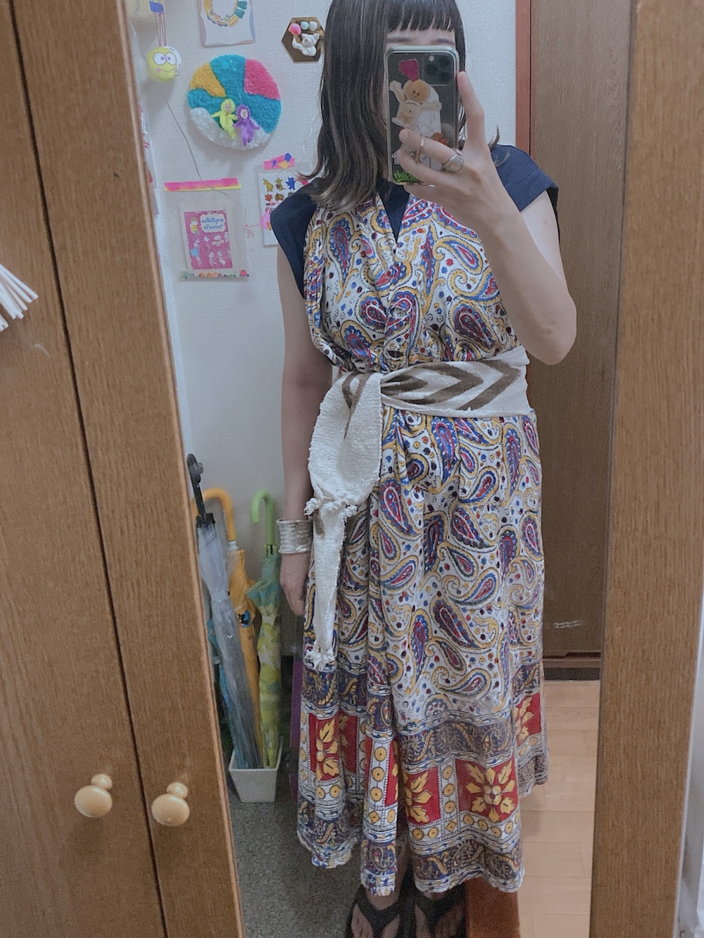 ベージュ系のスカートを着用したレディースの秋コーディネートの4枚目の写真