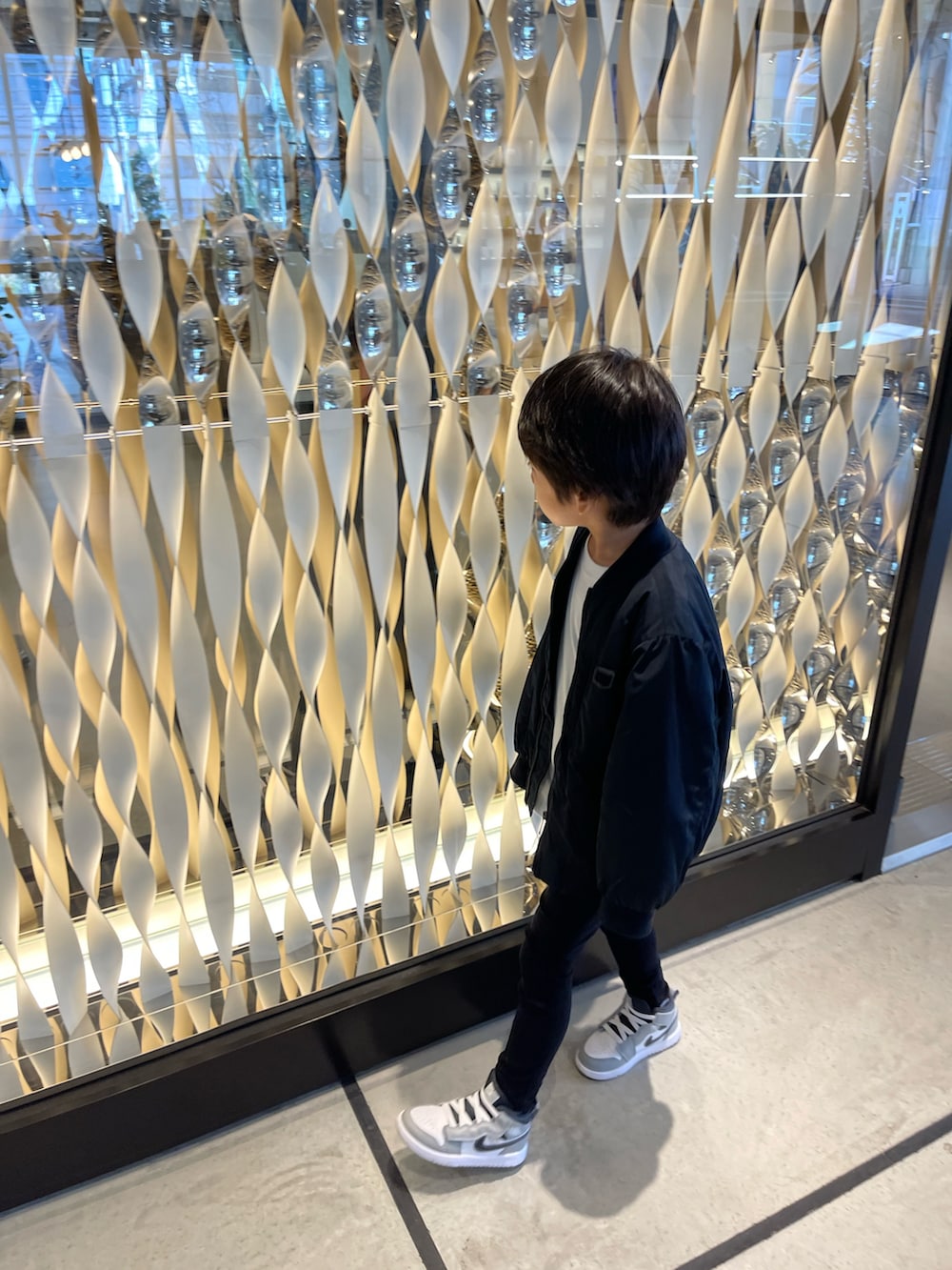 「休日コーデ、キッズコーデ、スニーカーコーデ、ロンT、モノトーン、カジュアルコーデ、キッズ、キッズファッション、こどもコーデ、ブルゾン、NIKE、ナイキ、ジョーダン、散歩、男の子」｜「NIKEのNIKE/ナイキ キッズ ロンT 86J153-001（Tシャツ/カットソー、ホワイト系）」を使った、こつぶさん（キッズ・120cm）の秋コーディネートの3枚目の写真