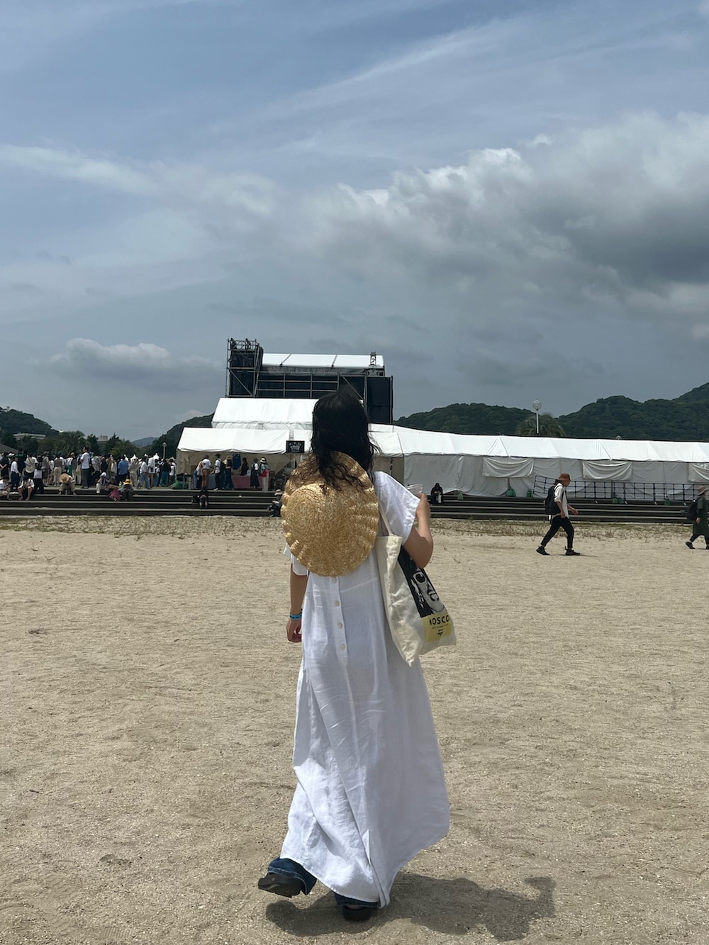 ブラック系のビーチサンダル、ベージュ系のハットを着用したレディースの夏コーディネートの2枚目の写真