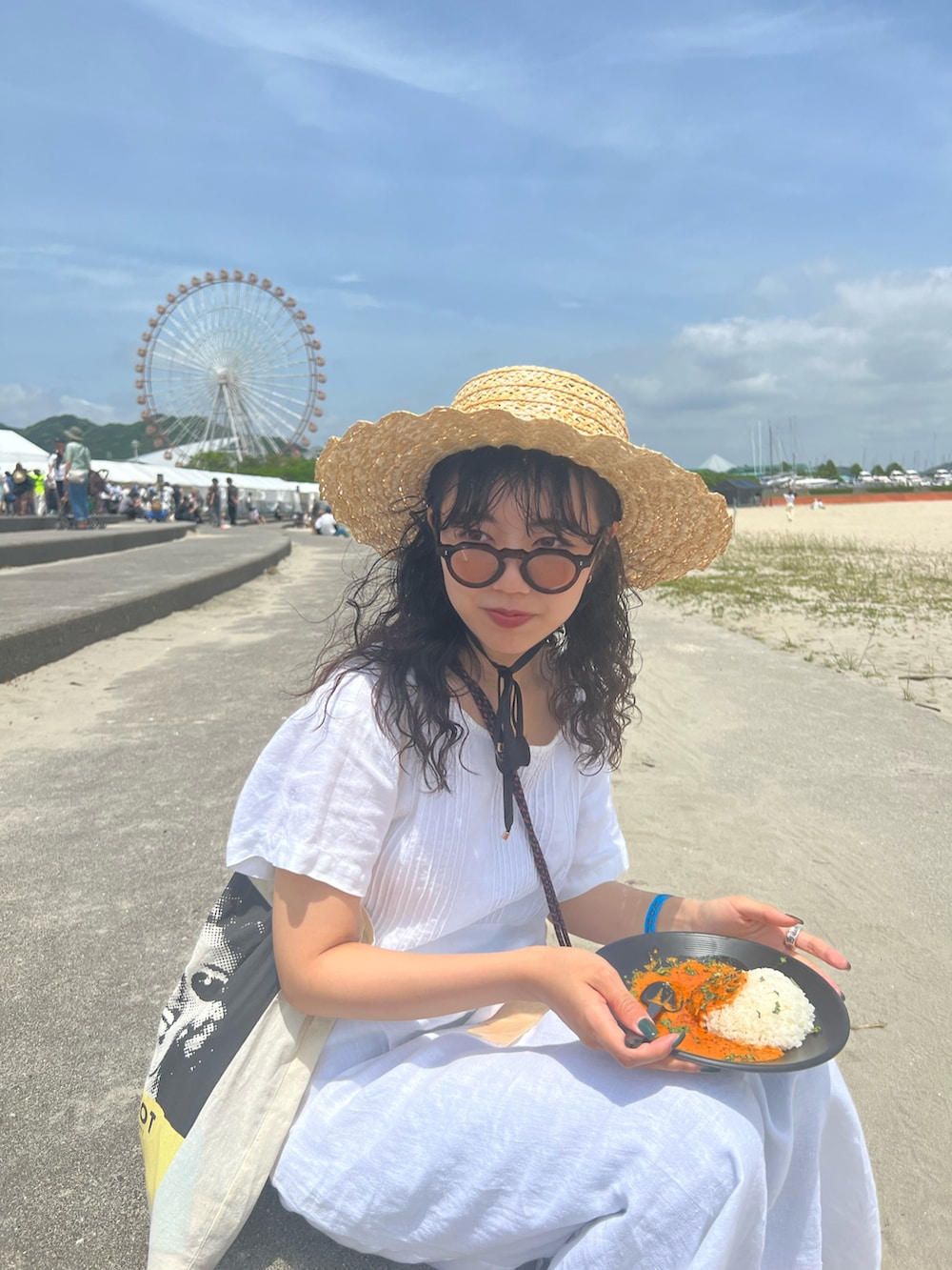 ブラック系のビーチサンダル、ベージュ系のハットを着用したレディースの夏コーディネートの3枚目の写真