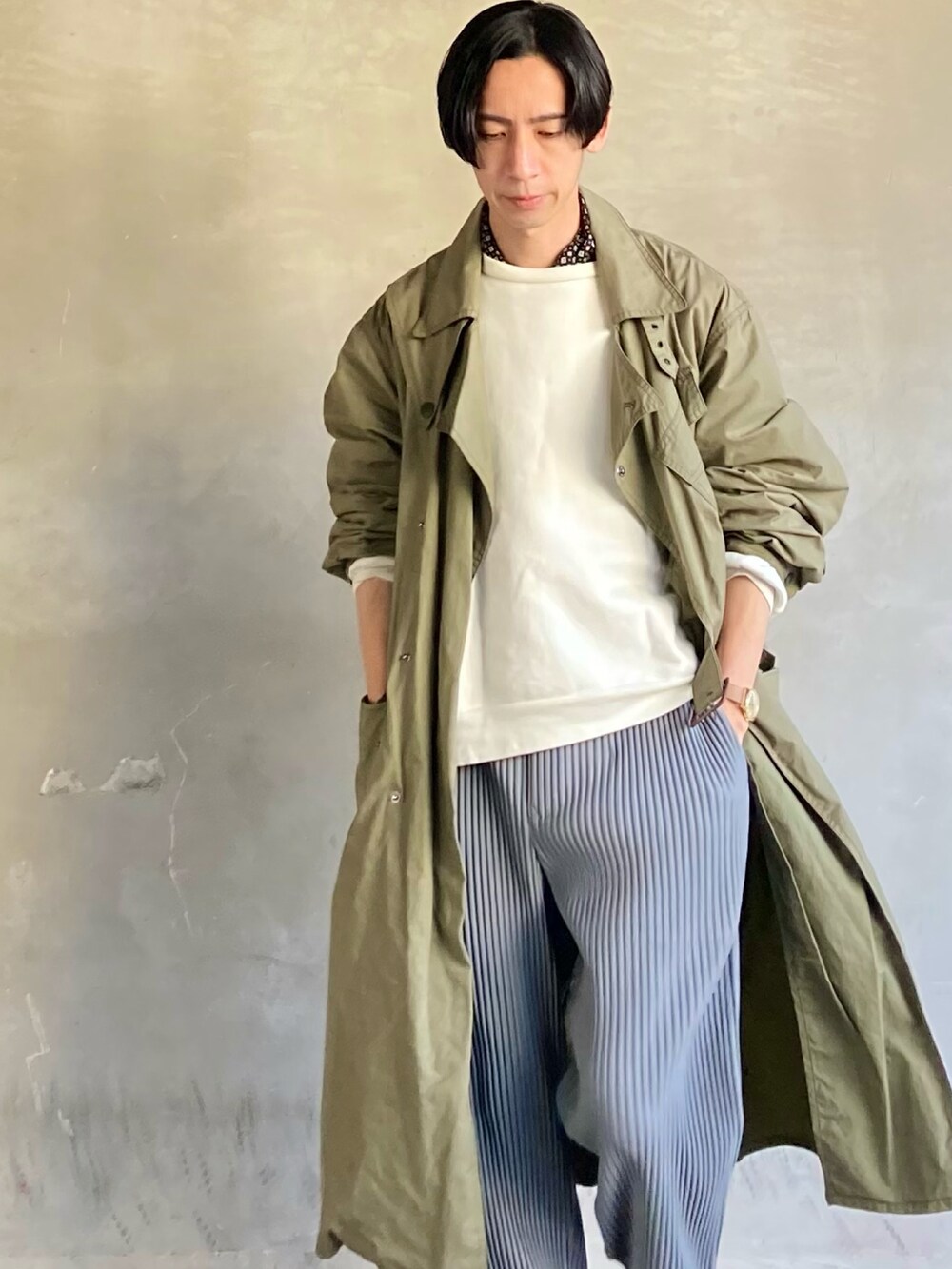 グレー系のパンツ、ホワイト系のスニーカー、ホワイト系のトップスを着用したメンズの春コーディネートの5枚目の写真