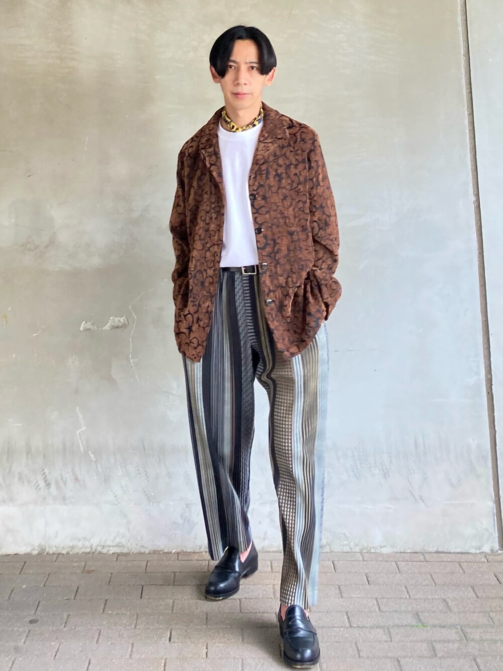 ブラウン系のテーラードジャケット、ホワイト系のTシャツ/カットソー、ベージュ系のパンツを着用したメンズの春コーディネートの5枚目の写真