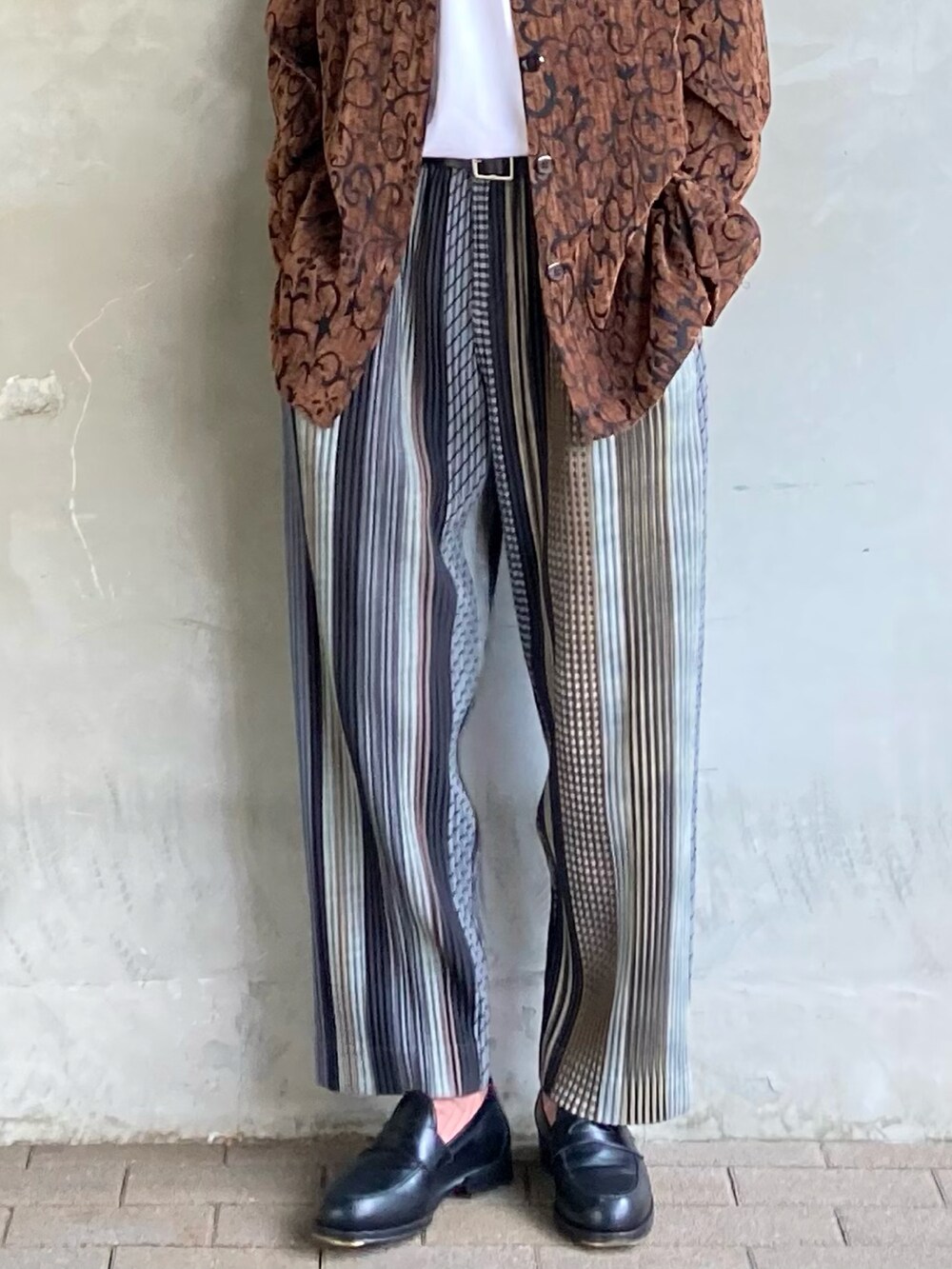 ブラウン系のテーラードジャケット、ホワイト系のTシャツ/カットソー、ベージュ系のパンツを着用したメンズの春コーディネートの4枚目の写真