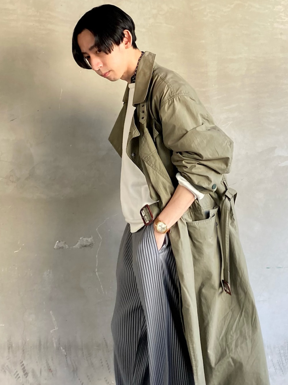 グレー系のパンツ、ホワイト系のスニーカー、ホワイト系のトップスを着用したメンズの春コーディネートの2枚目の写真