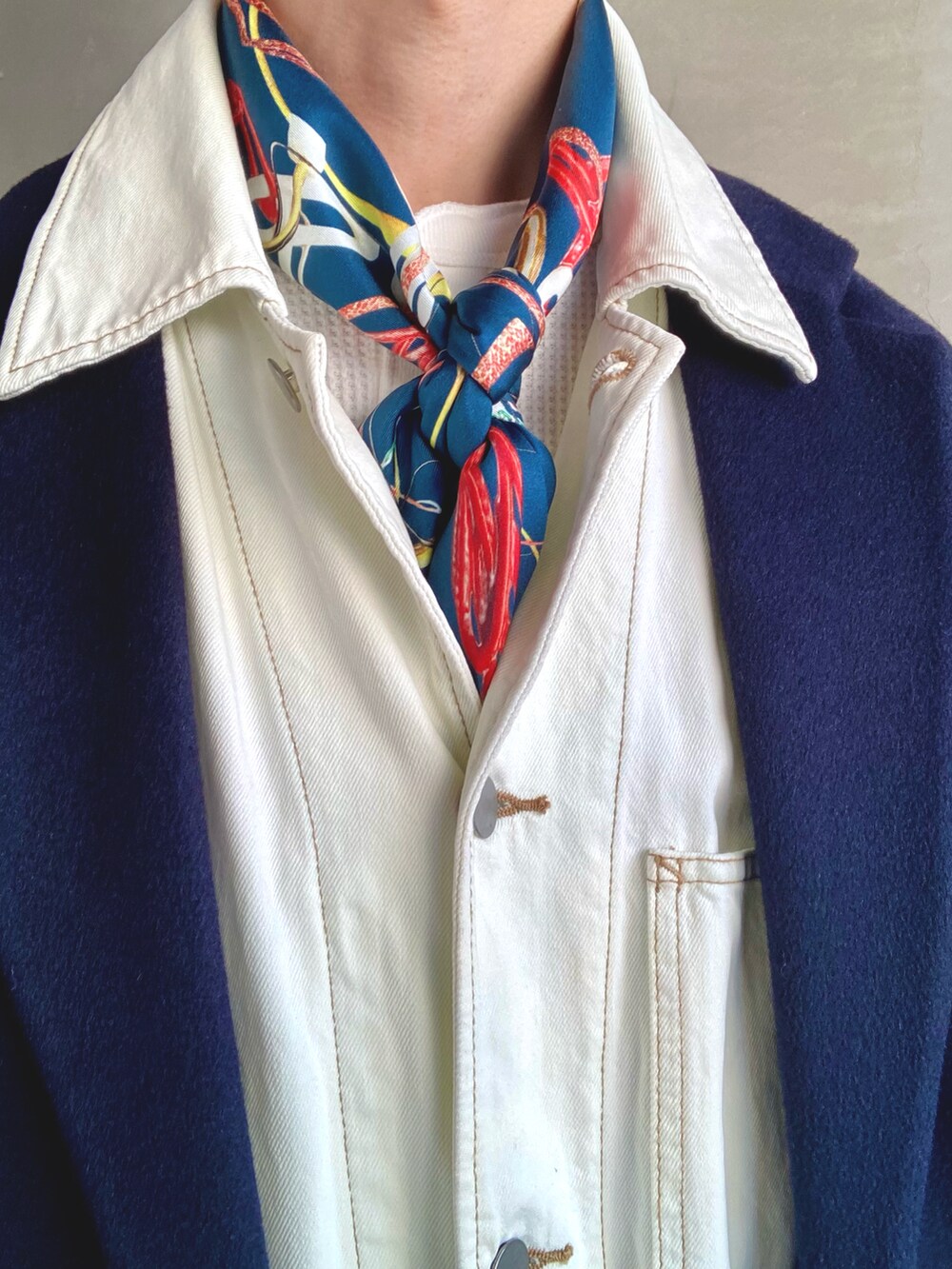 ブラック系のローファー、ホワイト系のトートバッグ、ホワイト系のスラックスを着用したメンズの冬コーディネートの5枚目の写真