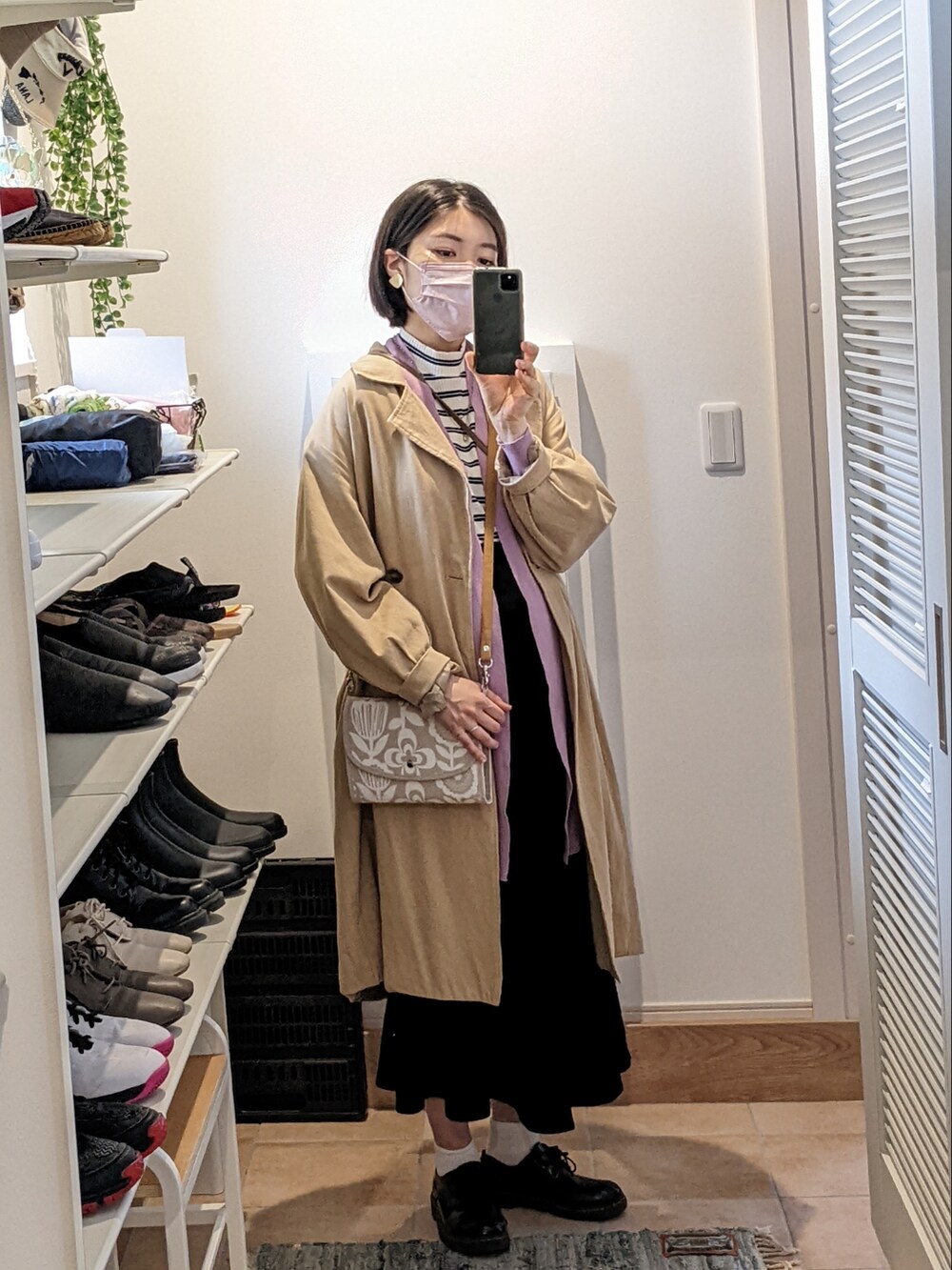 ホワイト系のニット/セーターを着用したレディースの春コーディネートの2枚目の写真