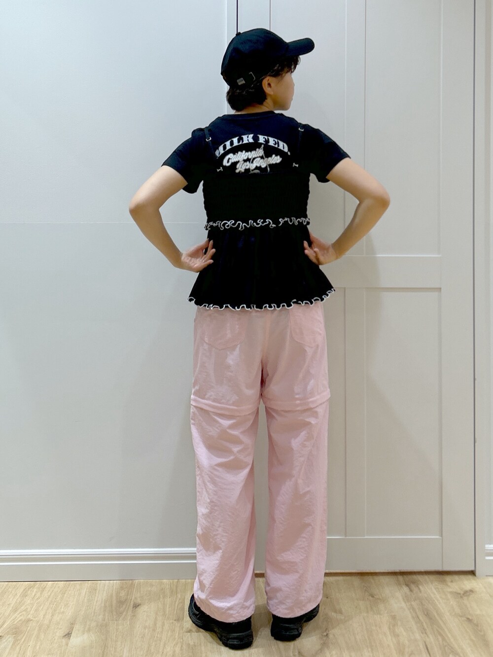 ホワイト系のTシャツ/カットソー、ブラック系のキャミソール、グリーン系のその他パンツを着用したレディースの春コーディネートの2枚目の写真