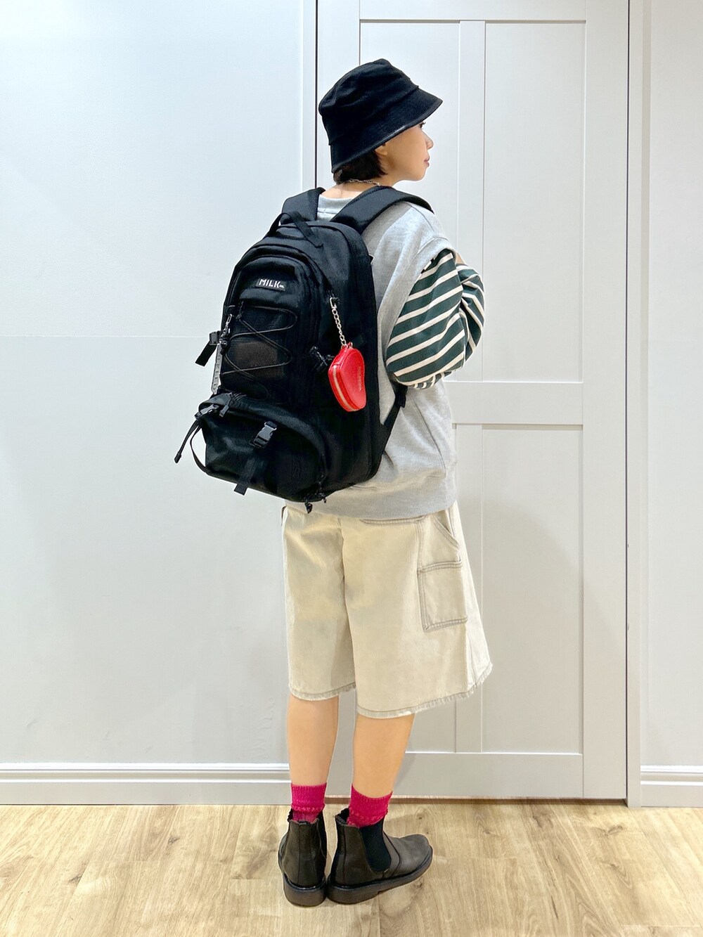 その他のTシャツ/カットソー、ホワイト系のデニムパンツ、グレー系のベストを着用したレディースの秋コーディネートの3枚目の写真